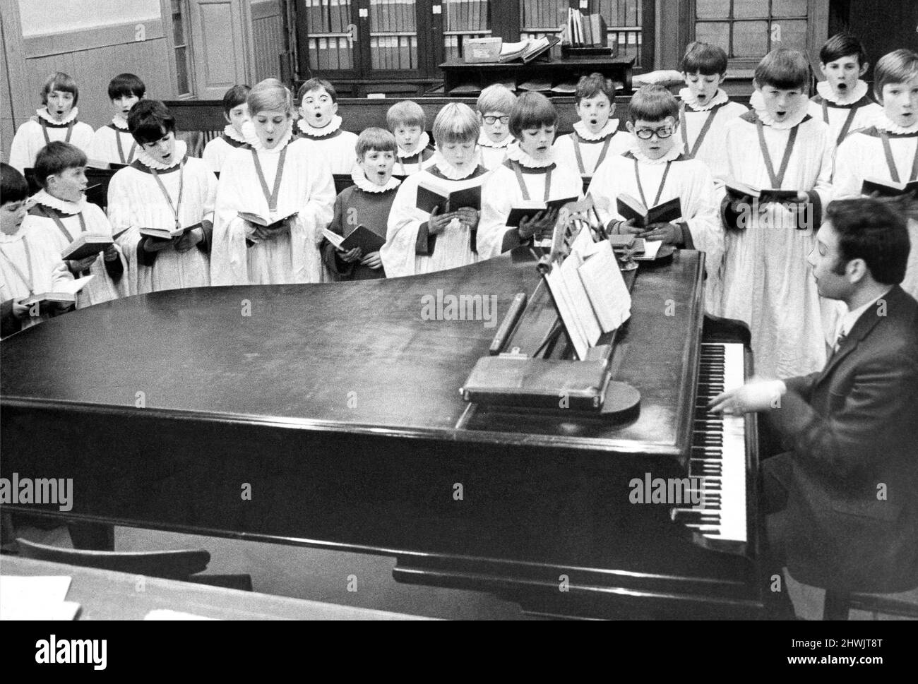 Die Choristen der St. Nicholmann Kathedrale in Newcastle üben am 25. November 1971 Stockfoto