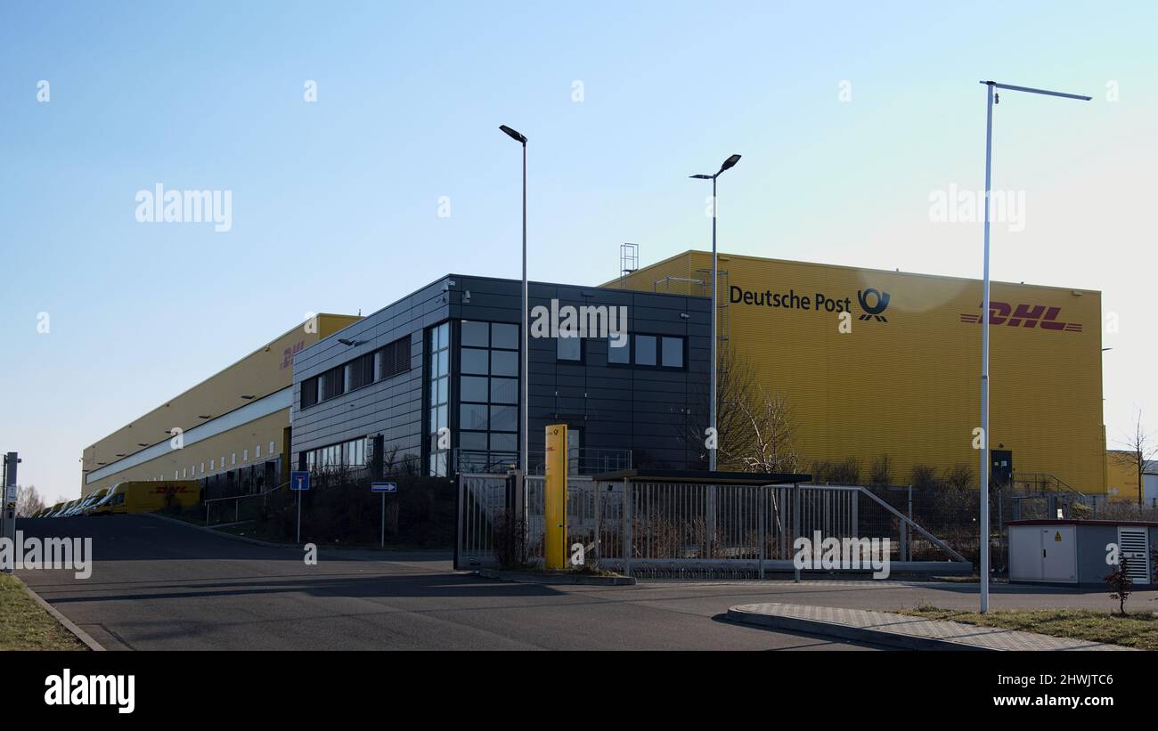 Mainz, 05. März 2022. Gebäude des deutschen Post- und DHL-Paketverteilzentrums mit blauem Himmel. Stockfoto