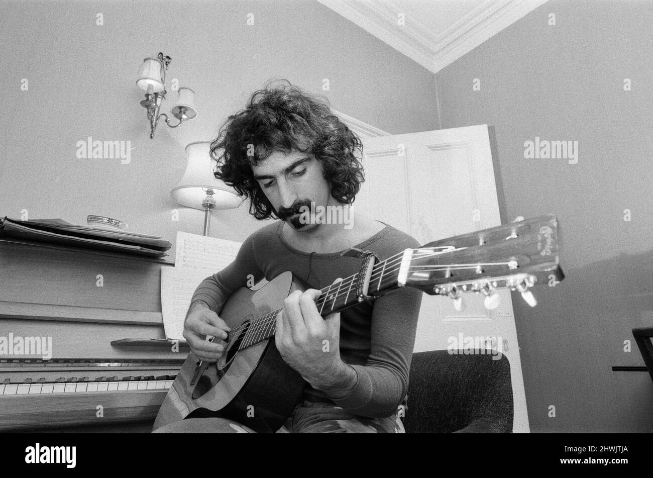 Frank Zappa. Amerikanischer Musiker.abgebildet in London. Bild aufgenommen am 8.. Januar 1971 Siehe andere Bilder in diesem Set mit seiner Frau Gail. Stockfoto
