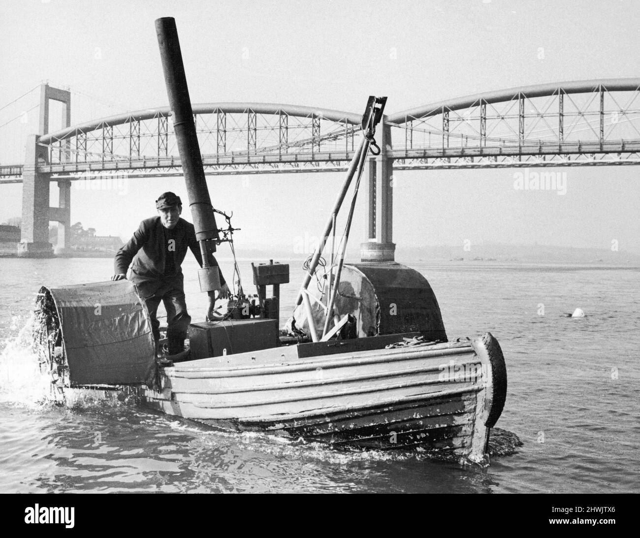 Sandy Pimlott und sein Floating Bedstead, ein selbstgebautes Boot mit einer Morris 8 Hinterachse, 250cc Motorradrotor und Schaufelrädern. Kreuzfahrt auf dem Fluss Tamar, St Budeaux, Plymouth, 15.. April 1971. Stockfoto