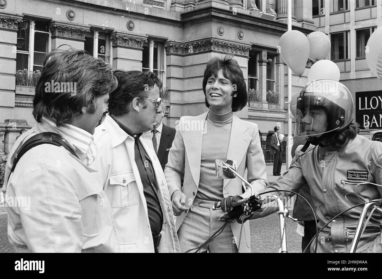 Take Me High 1973, Dreharbeiten von Prozessionsszenen auf den Straßen von Birmingham, Samstag, 9.. Juni 1973, mit Cliff Richard. Stockfoto
