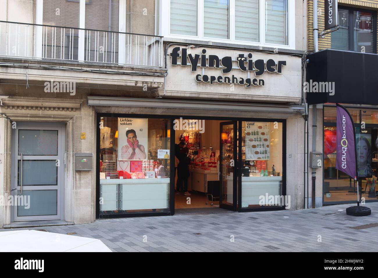 AALST, BELGIEN, 11. FEBRUAR 2022: Außenansicht eines „Flying Tiger“-Geschäfts in Flandern, Belgien. Auch als Tiger bekannt, ist es ein internationaler dänischer Chai Stockfoto