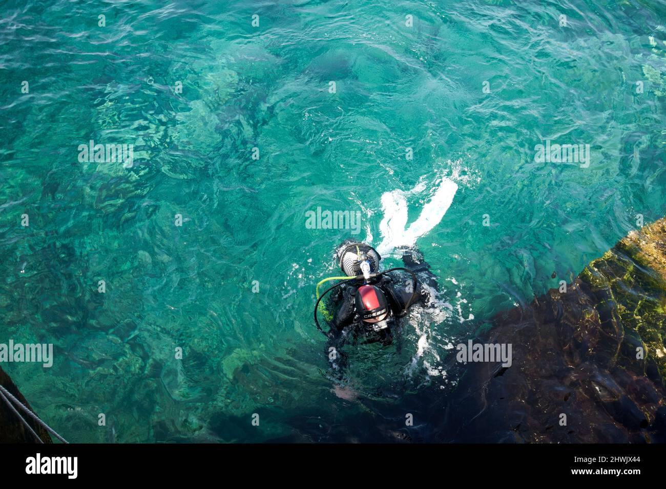 taucher klettern Pier Schritte nach dem Tauchunterricht in den klaren Gewässern von playa chica puerto del carmen, lanzarote, kanarische Inseln, spanien Stockfoto