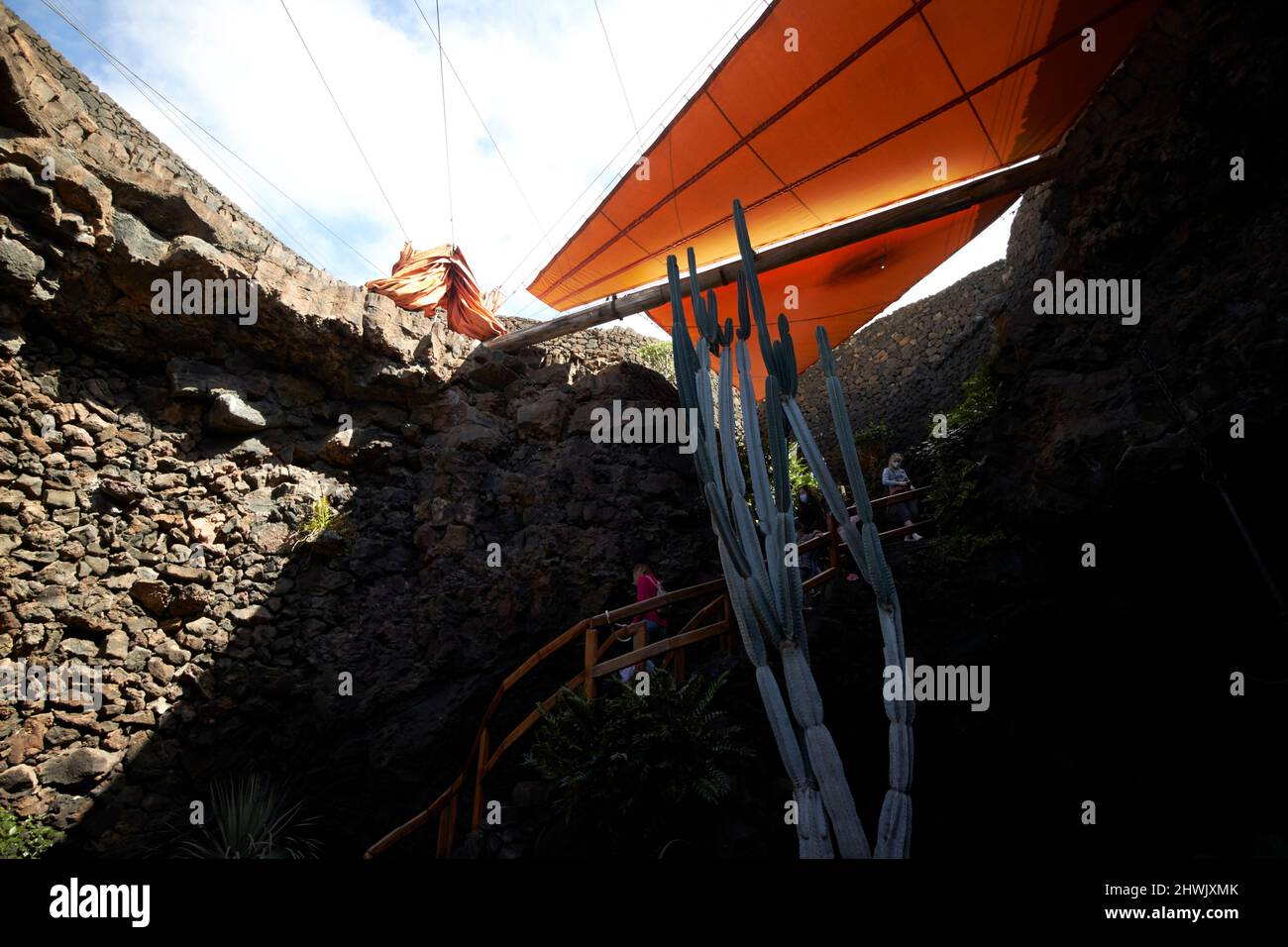 Orangefarbene Segel decken die Öffnung des vulkanischen Jameo chico Tunnels jameos del agua lanzarote, kanarische Inseln, spanien ab Stockfoto