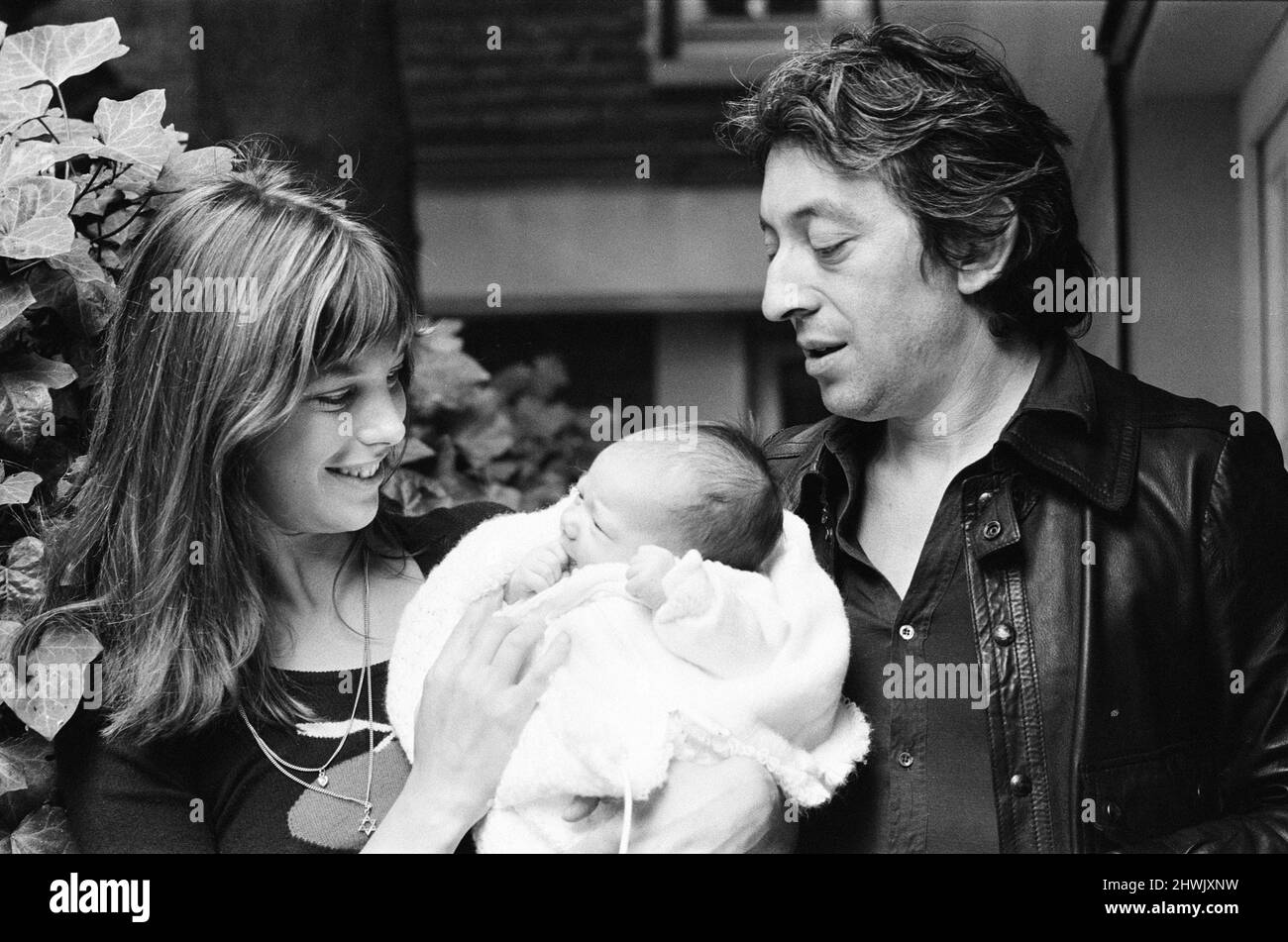 Jane Birkin & Serge Gainsbourg, mit ihrer neuen Tochter Charlotte Lucy Gainsbourg im Alter von 5 Wochen, am Mittwoch, den 15.. September 1971, zu Hause in Paris, Frankreich, abgebildet. Stockfoto