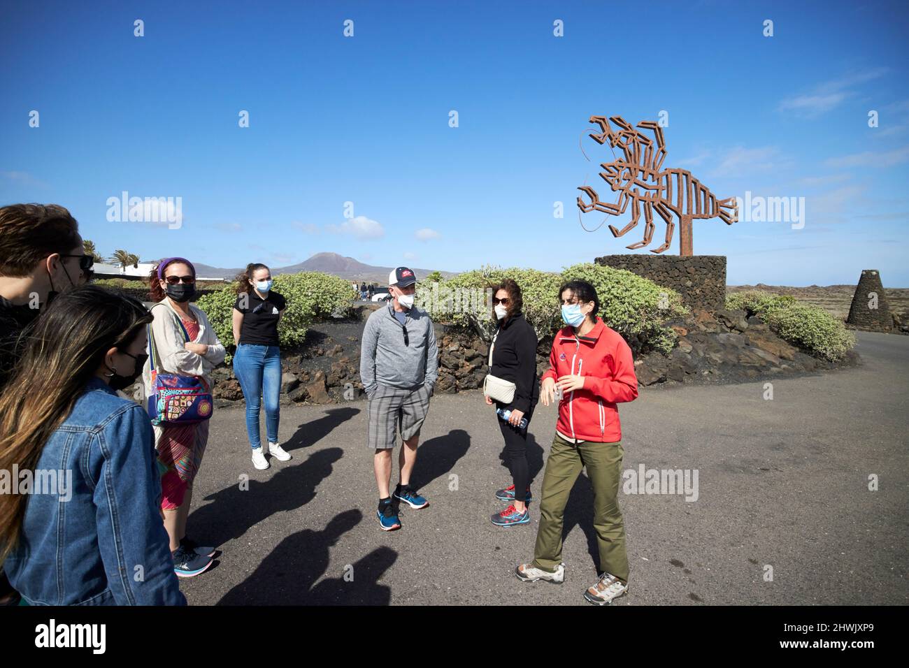 Touristen auf geführten Touren durch jameos del agua tragen Gesichtsmasken für covid lanzarote, kanarische Inseln, spanien Stockfoto