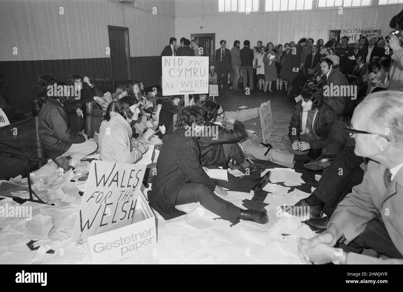 Walisische Nationalisten setzen Demonstration in der Bohrhalle der Territorialen Armee in Caernarfon, Gwynedd, Wales, Freitag, 7.. Juli 1972. Die Demonstranten protestierten gegen die Versteigerung von Landhäusern. Stockfoto