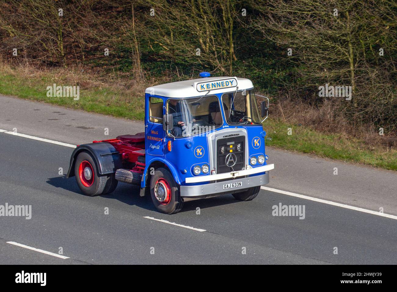 1974 70er Jahre: LKW. M&G Kennedy, Aspull Atkinson Sattelzugmaschine, Cummins Diesel Truck. Transportfahrzeuge, LKW, schwere Nutzfahrzeuge, Transport, LKW, Cargo Carrier, Vehicle, European Commercial Transport Industry LKW, M6 in Manchester, UK Stockfoto