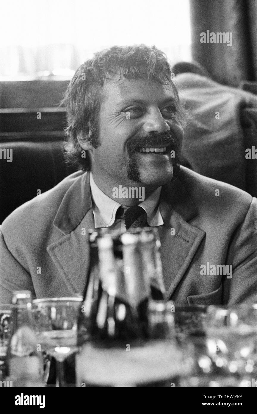 Oliver Reed, britischer Schauspieler, genießt ein paar Drinks in seinem lokalen Pub, The Dog and Fox, Donnerstag, den 24.. August 1972. Stockfoto