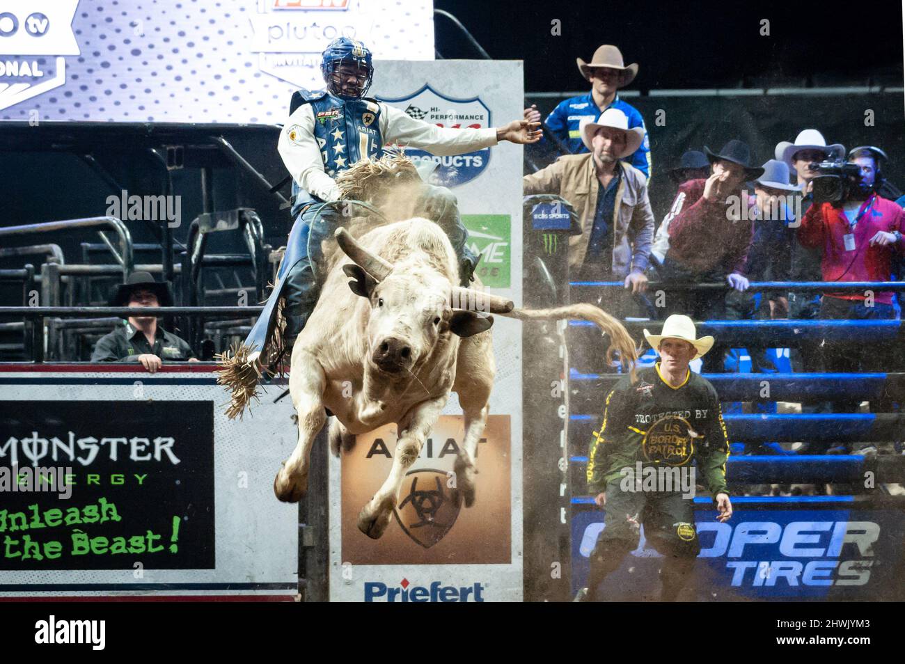 Ezekiel Mitchell (USA) reitet beim PBR Pluto TV Invitational in der Crypto.com Arena am Dienstag, den 22. Februar 2022, in Los Angeles mit Bull High Brow Cat. (Ed Ruvalcabal/Bild des Sports) Stockfoto