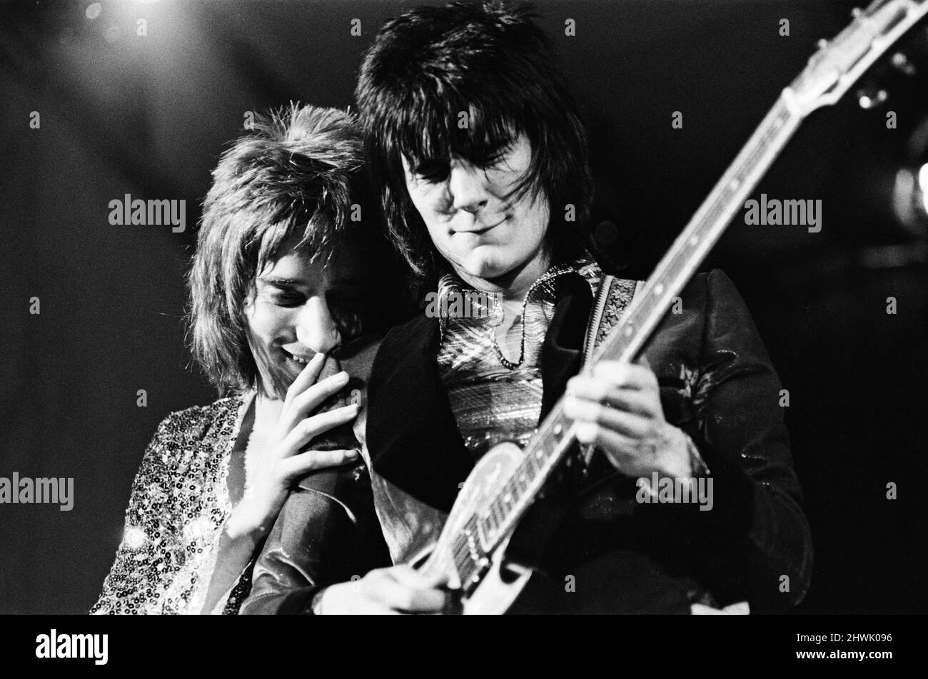 The Faces mit Rod Stewart treten am Samstag, dem 12. 1972. August, beim Reading Festival auf. Das Bild zeigt Gitarrist Ronnie Wood und Leadsänger Rod Stewart The Faces headlined die zweite von drei Nächten des damals 12. National Jazz, Blues & Rock Festivals, das in der Richfield Avenue stattfand. Reading, Berlin, Freitag, 11.., Samstag, 12.. Und Sonntag, 13.. The Faces schlossen ihr Set mit „Maggie May“ ab, und das Wochenendevent beinhaltete andere Acts wie Genesis, Elkie Brooks und Robert Palmer, dann in Essig Joe, Mungo Jerry und Status Quo. Die Gesichter waren Rod Stewart (Lead Stockfoto