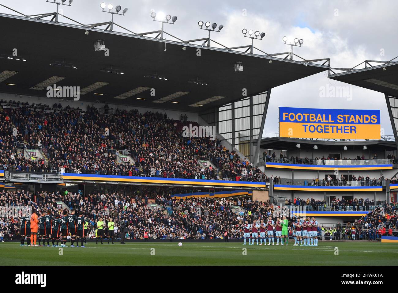 Vor dem Auftakt zur Unterstützung der Ukraine während des Premier-League-Spiels zwischen dem FC Burnley und dem FC Chelsea in Turf Moor, Burnley, Großbritannien, wird ein „Football Stands Together“-Zeichen angezeigt. Bilddatum: Samstag, 5. März 2022. Bildnachweis sollte lauten: Anthony Devlin Stockfoto