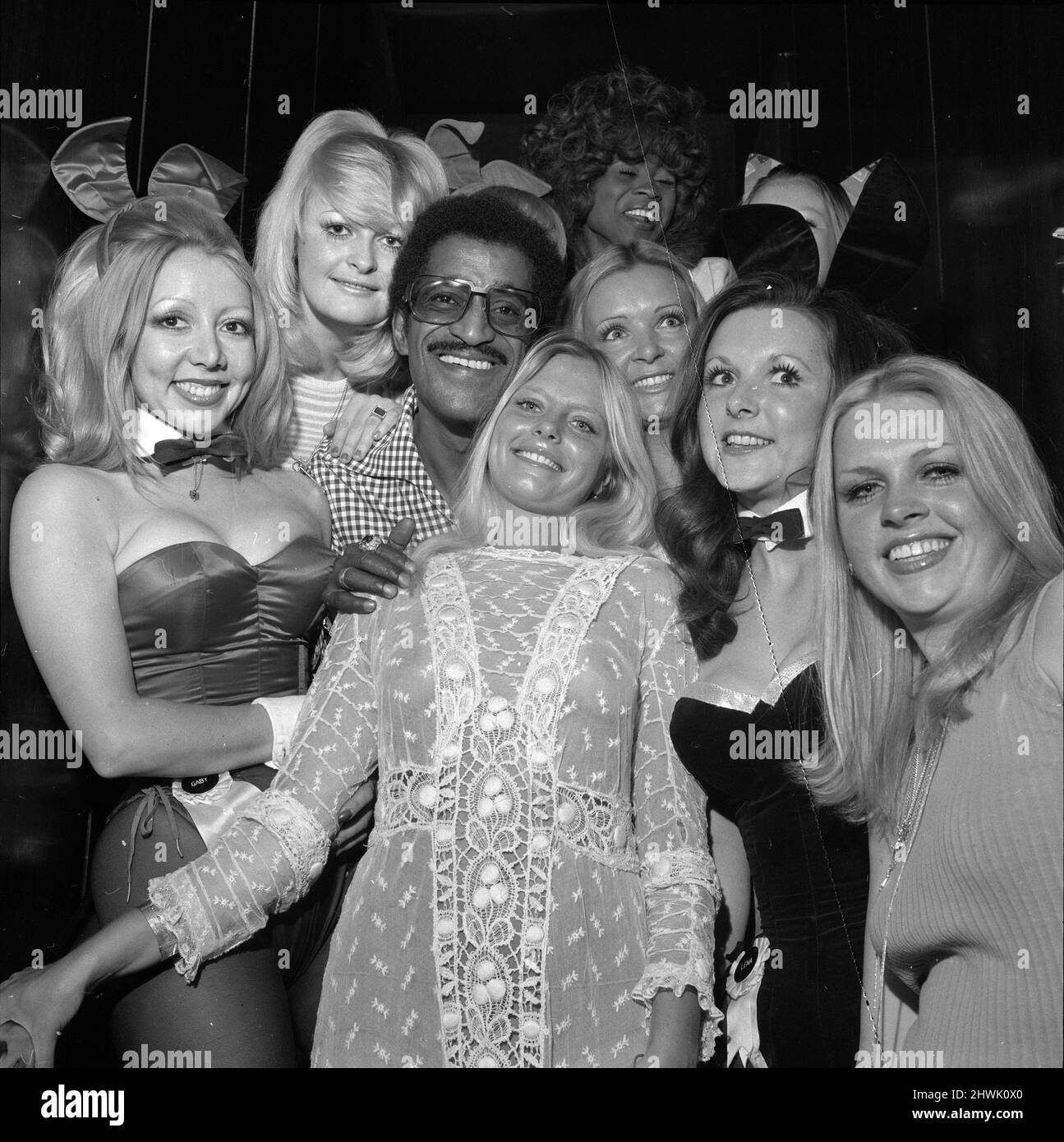 Sammy Davis Party. Sammy Davis Jnr. Mit Bunny Girl, s12.. Mai 1973. P73-376-14 Stockfoto