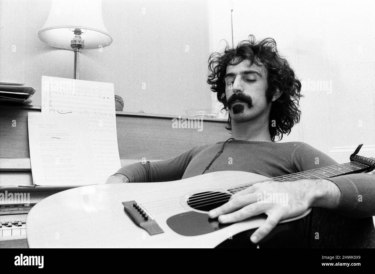 Frank Zappa. Amerikanischer Musiker.abgebildet in London. Bild aufgenommen am 8.. Januar 1971 Siehe andere Bilder in diesem Set mit seiner Frau Gail. Stockfoto