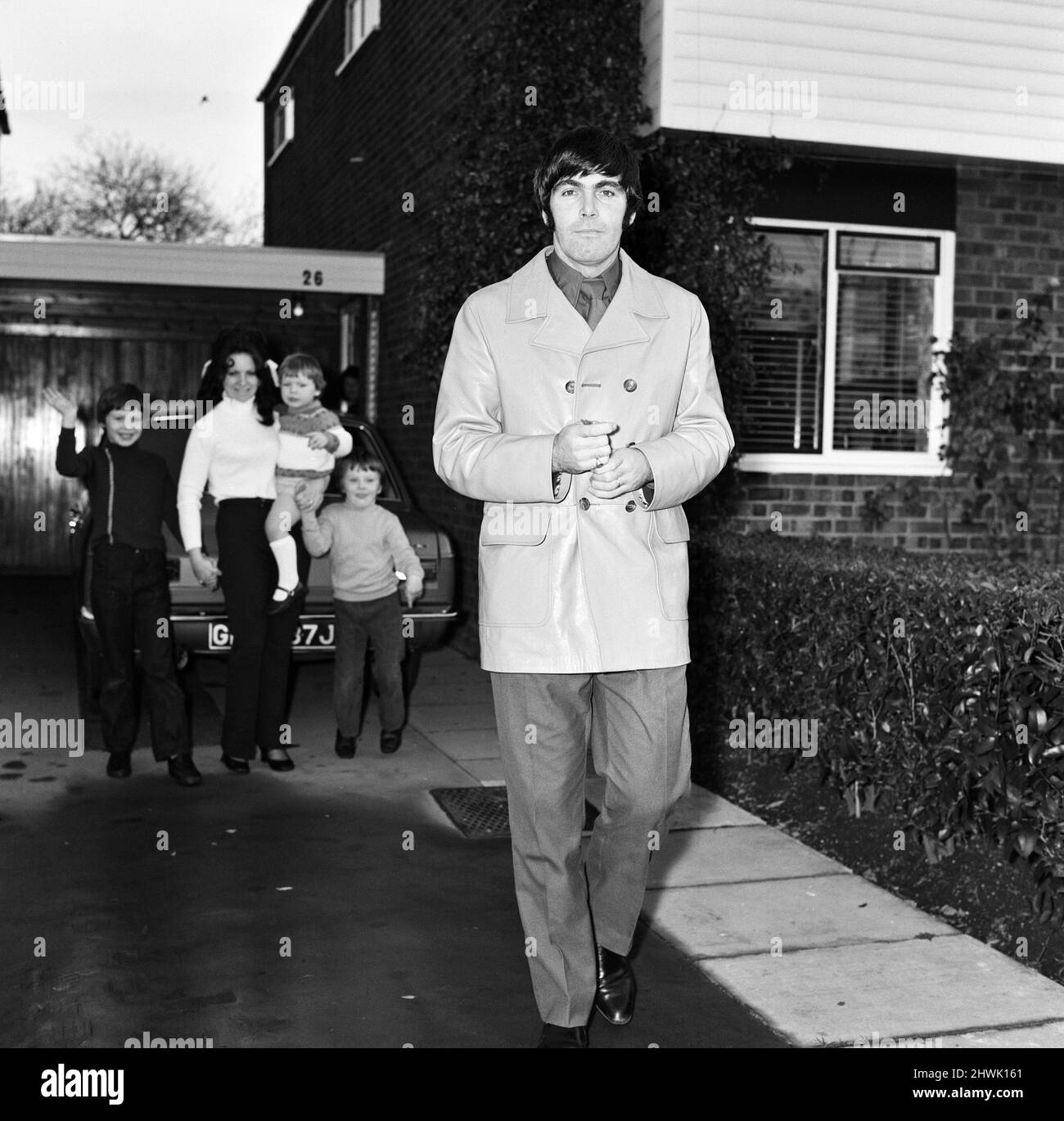 Der Fußballer John Hughes, der vor kurzem dem Crystal Palace beigetreten ist, ist zu Hause mit seiner Frau Mary und den Kindern Keven, 6, Martin, 4 und John abgebildet, 2, in Coulsdon, Surrey. 10.. Dezember 1971. Stockfoto