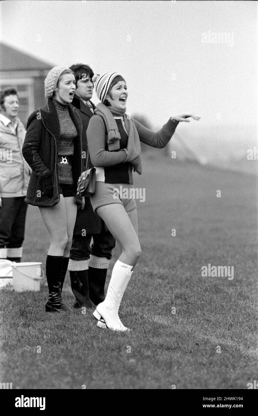 Anne Kirkbride (17 - links) und Clare Sutcliffe (rechts - die Denise gespielt haben) spielen in „Another Sunday and Sweet F.A“ von Jack Rosenthal. Das Fernsehspiel wurde am 9.. Januar 1972 ausgestrahlt Bilder aufgenommen auf dem Film, der im Raum Manchester spielt wurde. Anne und Clare spielen Fußballspielerin Freundinnen. Dieses Fernsehspiel führte dazu, dass Anne Kirkbride als Deirde in der Coronation Street gespielt wurde. Bild aufgenommen am 25.. Oktober 1971 Stockfoto