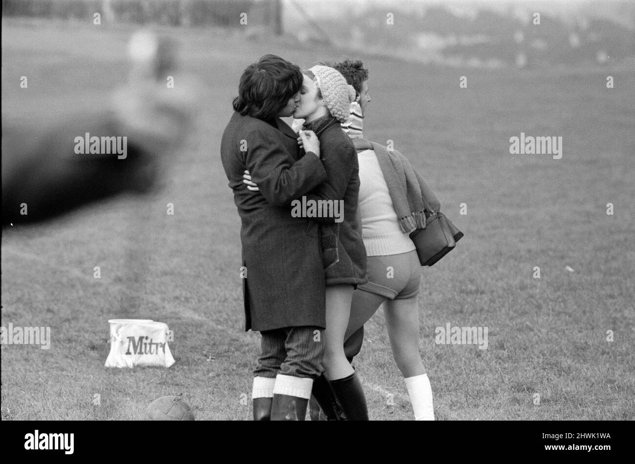 Anne Kirkbride (17) und der Comedians TV-Star Duggie Brown küssen sich in „Another Sunday and Sweet F.A“ von Jack Rosenthal. Das Fernsehspiel wurde am 9.. Januar 1972 ausgestrahlt Bilder aufgenommen auf dem Film, der im Raum Manchester spielt wurde. Anne und Co-Star Clare (nicht abgebildet) spielen Fußballspielerin Freundinnen. Dieses Fernsehspiel führte dazu, dass Anne Kirkbride als Deirde in der Coronation Street gespielt wurde. Bild aufgenommen am 25.. Oktober 1971 Stockfoto