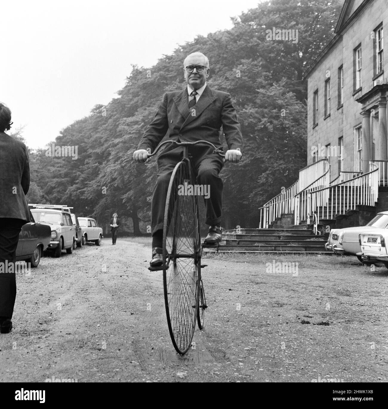 Philip Yorke macht auf einem Penny Farthing eine Reise durch das Gelände seines Hauses. Seit fünf Jahren versucht er, sein Familienhaus zu verschenken, und jetzt hat der National Trust beschlossen, das Haus voller unbezahlbarer Schätze zu nehmen, darunter das Penny Farthing, Erdig Hall, Wrexham, North Wales, 29.. Mai 1973 Stockfoto