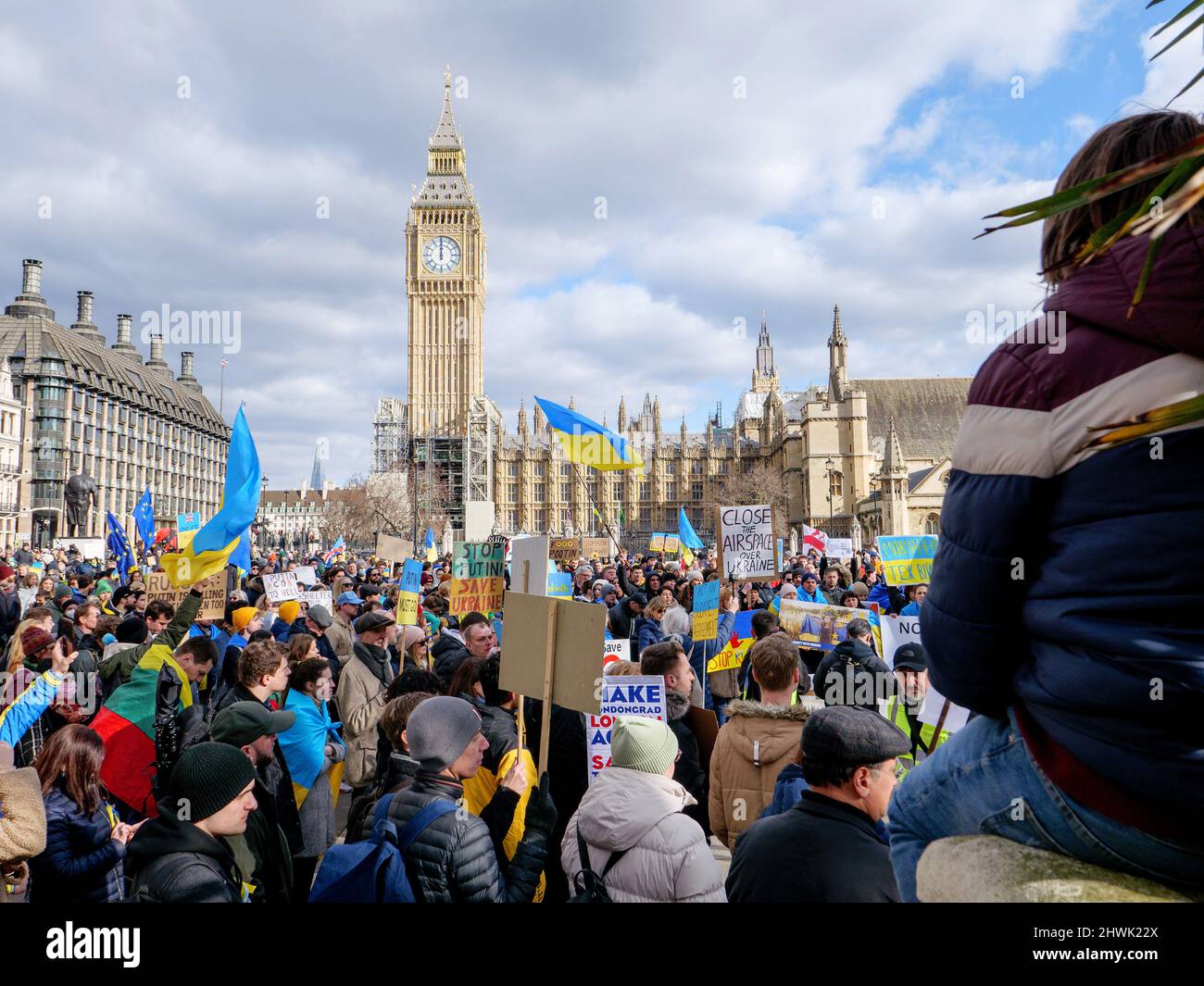 London, England. 06. März 2022. Stand mit der Ukraine-Demonstration auf dem Parliament Square in London, England. Russland ist am 24.. Februar 2022 in die Nachbarukraine eingedrungen, seit der Invasion wurde der Krieg weltweit verurteilt. Kredit: SMP Nachrichten / Alamy Live Nachrichten Stockfoto