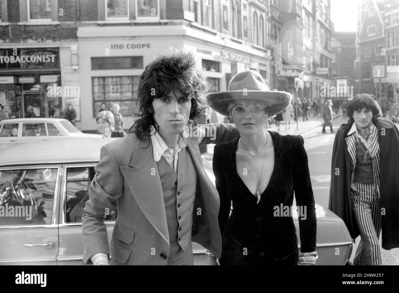 Keith Richard, 29 der Lead-Gitarrist der Rolling Stones-Gruppe gab heute zu, Heroin und Cannabis in seinem Chelsea, London Home zu haben. Er bekannte sich auch beim Marlborough Street Court schuldig, illegal einen Revolver, eine Schrotflinte und eine Munitionswaffe zu besitzen. Keith Richard und seine Freundin Anita Pallenberg. 1973 73.-8511-005. Oktober Stockfoto