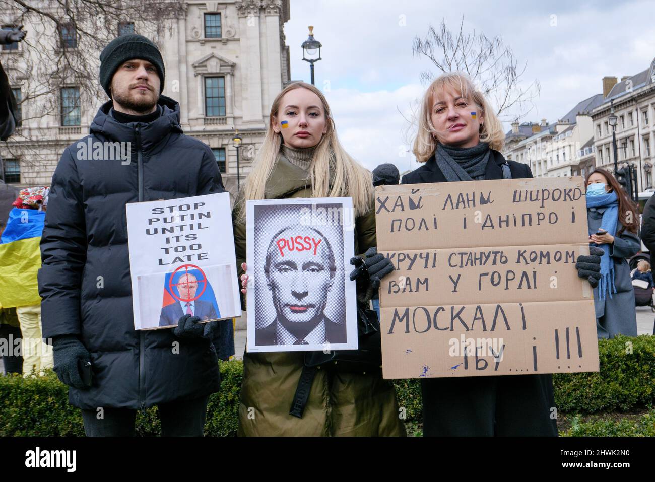 London, England. 06. März 2022. Eine ukrainische Familie auf dem Stand mit der Ukraine-Demonstration auf dem Parliament Square in London, England. Russland ist am 24.. Februar 2022 in die Nachbarukraine eingedrungen, seit der Invasion wurde der Krieg weltweit verurteilt. Kredit: SMP Nachrichten / Alamy Live Nachrichten Stockfoto