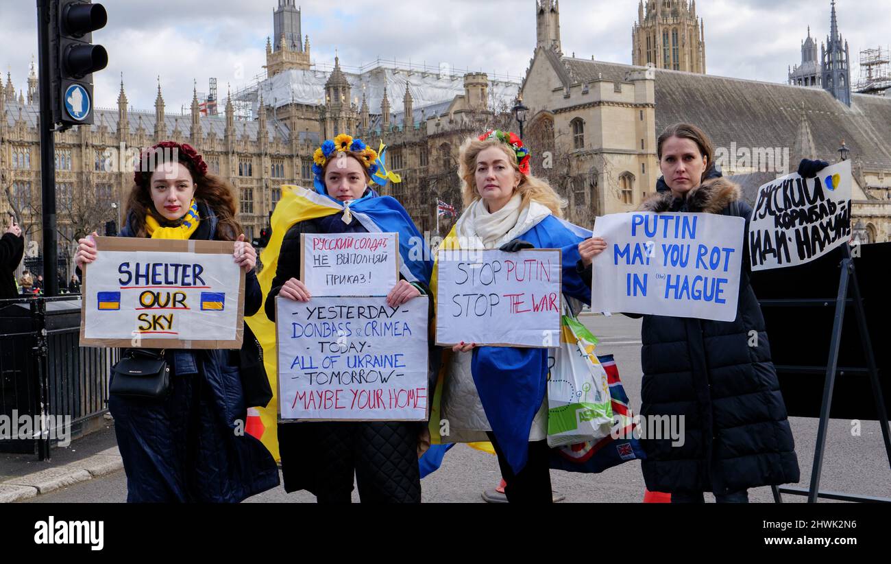 London, England. 06. März 2022. Eine ukrainische Familie auf dem Stand mit der Ukraine-Demonstration auf dem Parliament Square in London, England. Russland ist am 24.. Februar 2022 in die Nachbarukraine eingedrungen, seit der Invasion wurde der Krieg weltweit verurteilt. Kredit: SMP Nachrichten / Alamy Live Nachrichten Stockfoto