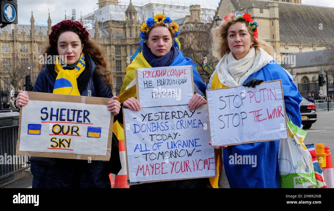 London, England. 06. März 2022. Eine ukrainische Familie auf dem Stand mit der Ukraine-Demonstration auf dem Parliament Square in London, England. Russland ist am 24.. Februar 2022 in die Nachbarukraine eingedrungen, seit der Invasion wurde der Krieg weltweit verurteilt. Kredit: SMP Nachrichten / Alamy Live Nachrichten Stockfoto