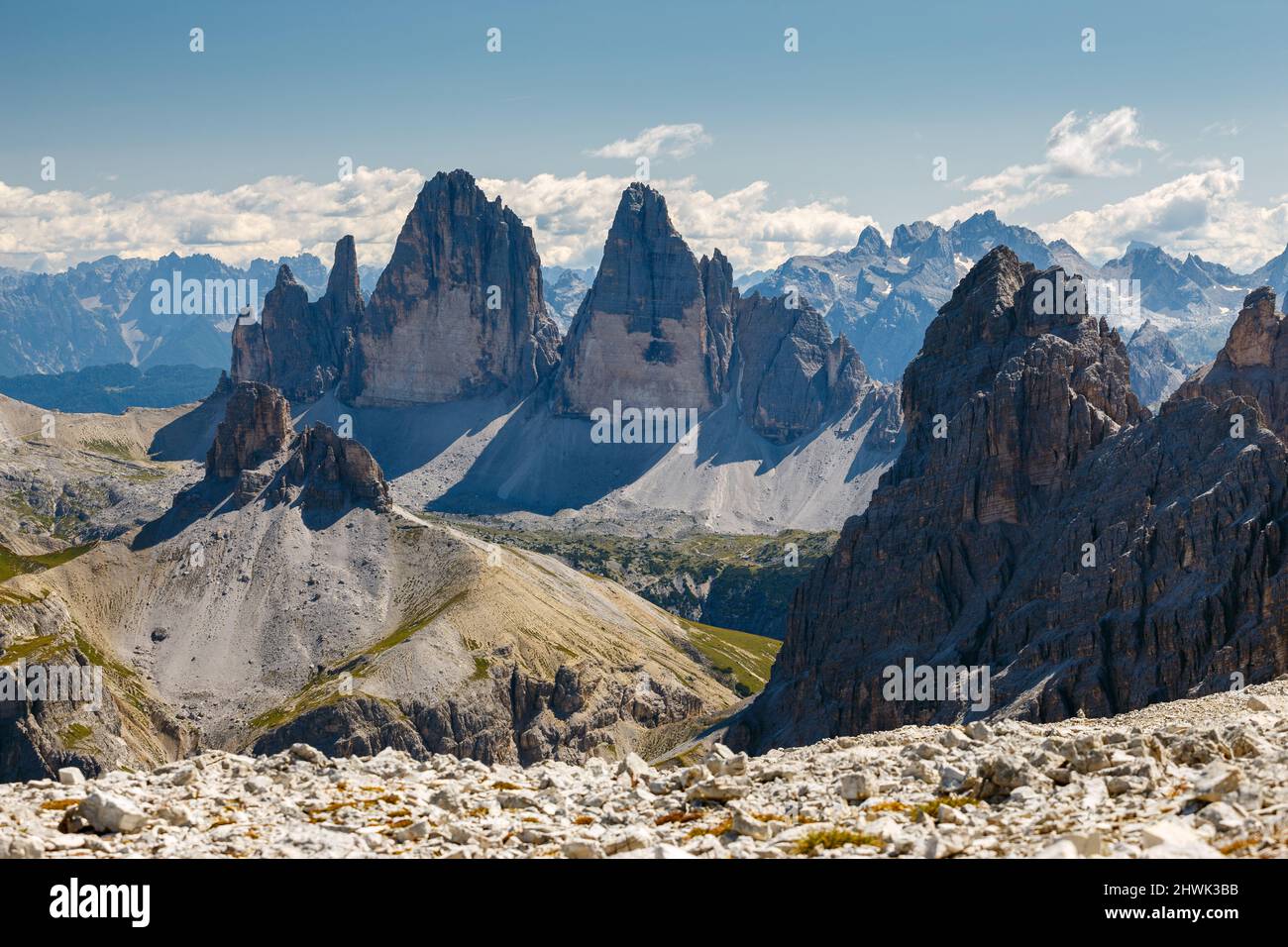 Blick auf den Torre dei Scarperi, die Gipfel der drei Zinnen von Lavaredo. Die Sextner Dolomiten. Italienische Alpen. Europa. Stockfoto