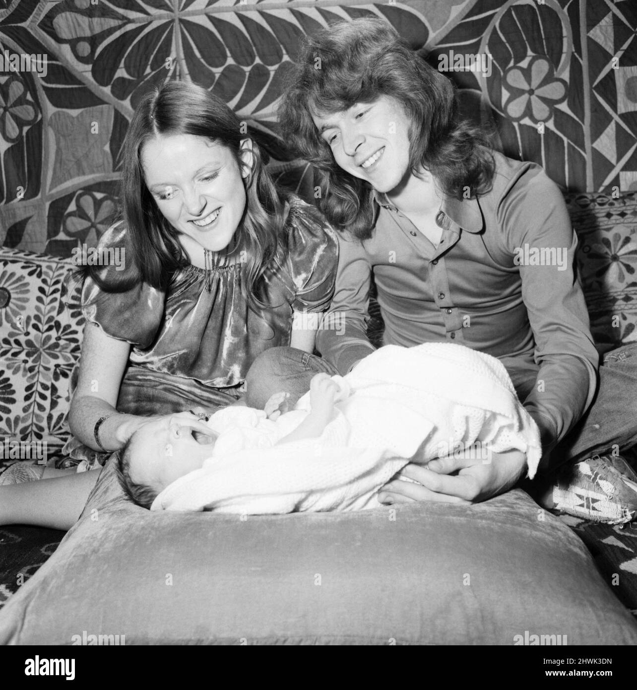 Chloe - The New Rolling Stone Baby: Sie wurde am 6.. Abend als „Mick Taylor“ der Rolling Stones und der 22-jährigen Rose Miller im St. Teresa Hospital in Wimbledon geboren. 1971 71.-0410-002. Januar Stockfoto