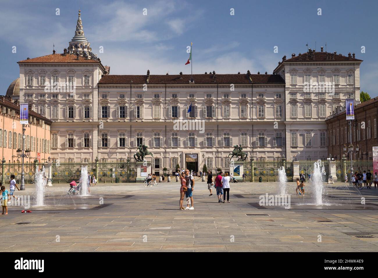 Turin, Italien - 14. August 2021: Königspalast von der Piazza Castello, Turin, Italien. Stockfoto