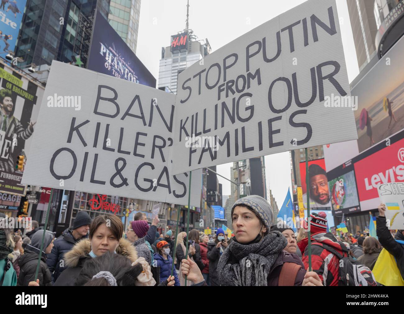 NEW YORK, NY – 5. März 2022: Demonstranten protestieren auf dem Times Square gegen die russische Invasion in der Ukraine. Stockfoto