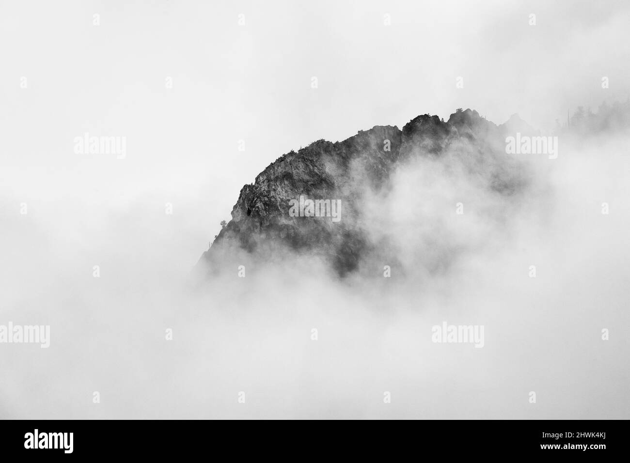 Der Berg ist teilweise durch Wolken verdeckt, die über dem Golden Gate Canyon im Yellowstone National Park, Wyoming, USA, aufsteigen Stockfoto
