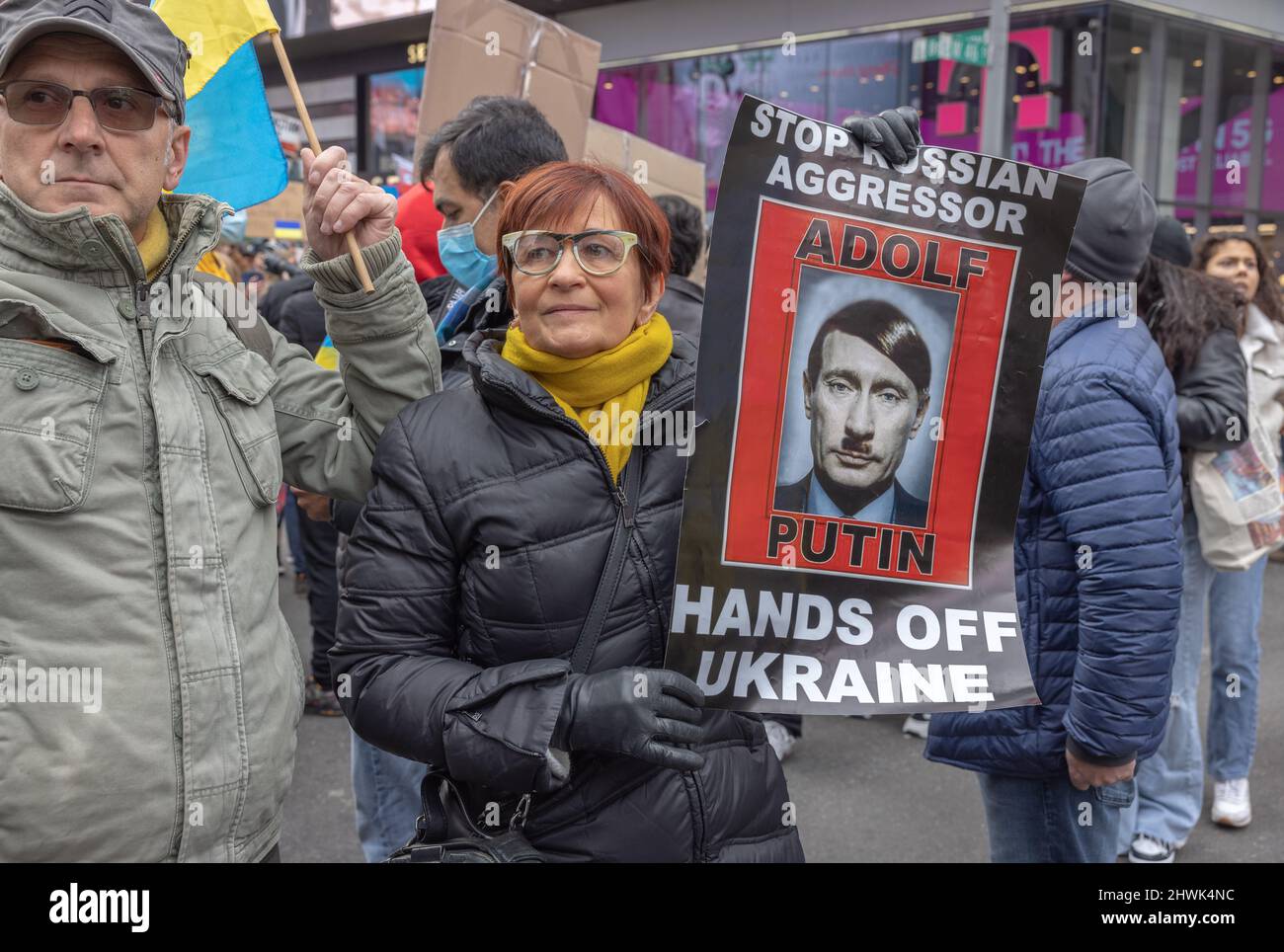 NEW YORK, NY – 5. März 2022: Demonstranten protestieren auf dem Times Square gegen die russische Invasion in der Ukraine. Stockfoto