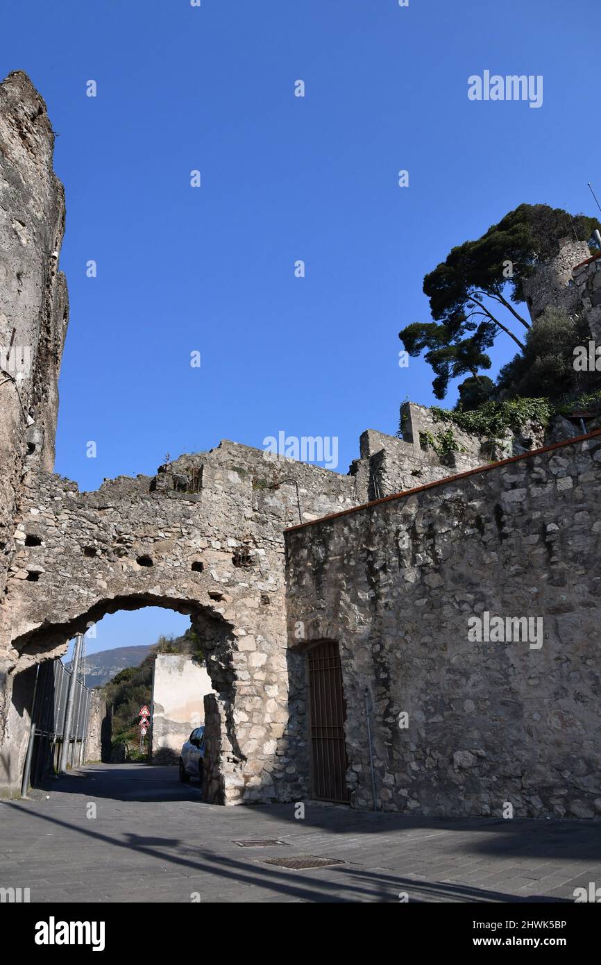 Eine schmale Straße zwischen den alten Steinhäusern von Sarno, Stadt in der Provinz Salerno, Italien. Stockfoto