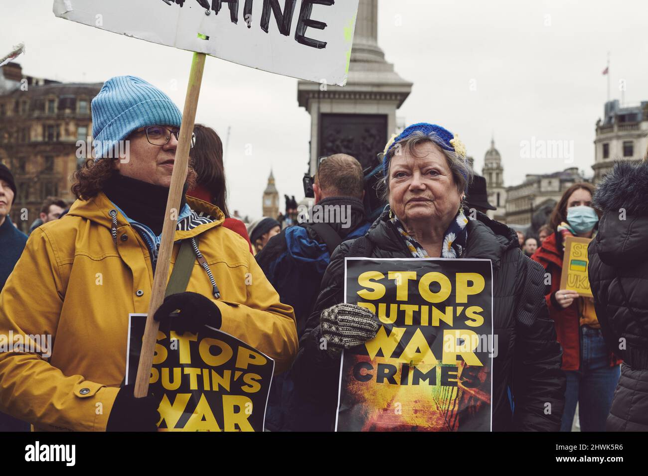 London, England - 5. 2022. März: Ukrainische Anti-Kriegs-Demonstration auf dem Trafalgar Square Stockfoto