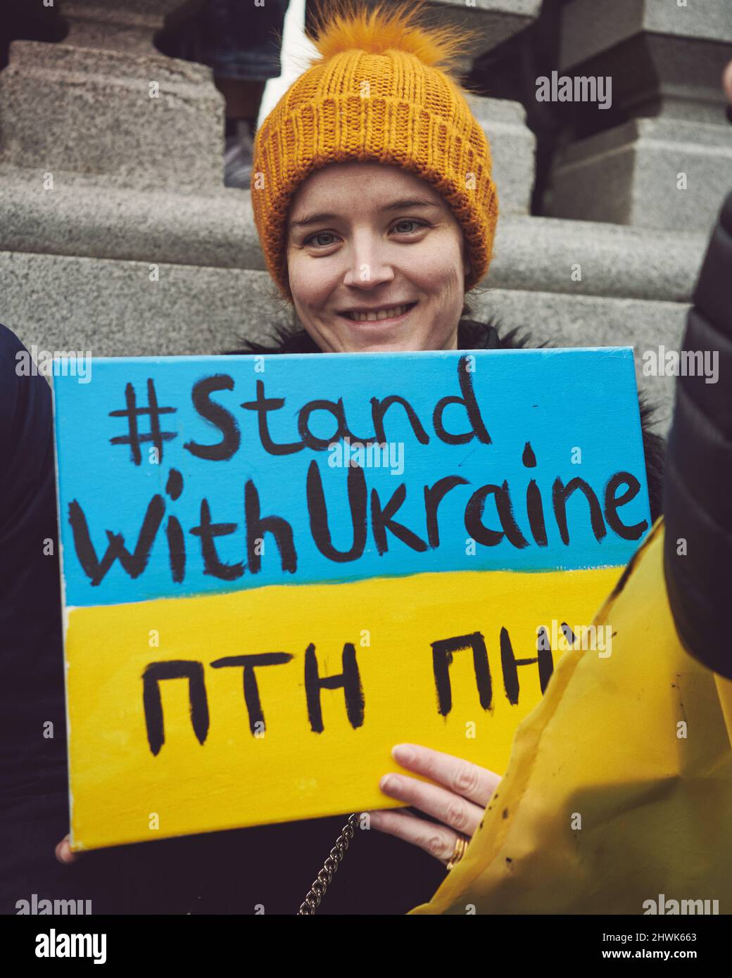 London, England - 5. 2022. März: Ukrainische Anti-Kriegs-Demonstration auf dem Trafalgar Square Stockfoto