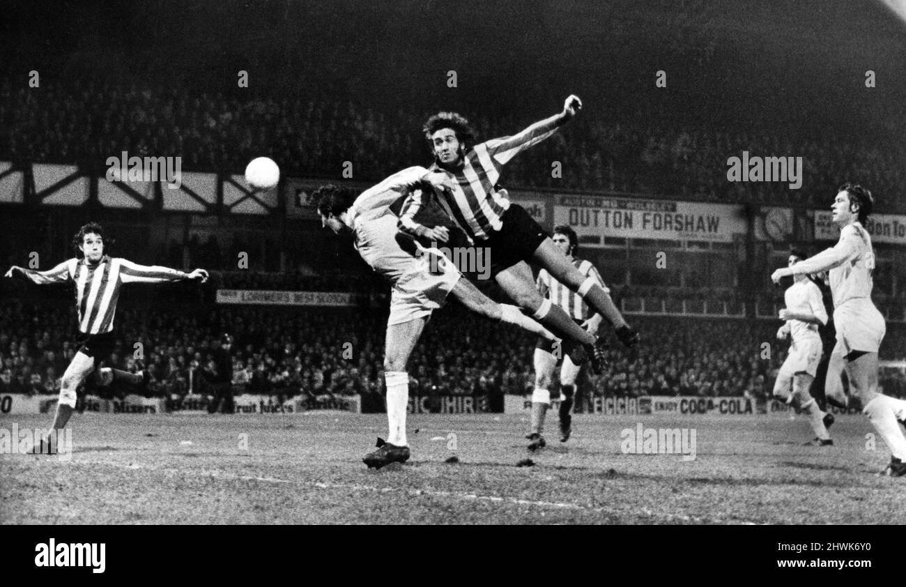 Rod Belfitt, Sunderlands Neuzugang, kommt im League Cup-Spiel zwischen Sunderland und Derby County im Roker Park nicht mit einem harten Kreuz in den Tormund in Kontakt, Endstand Sunderland 1 -1 Derby County. 29.. Oktober 1973. Stockfoto