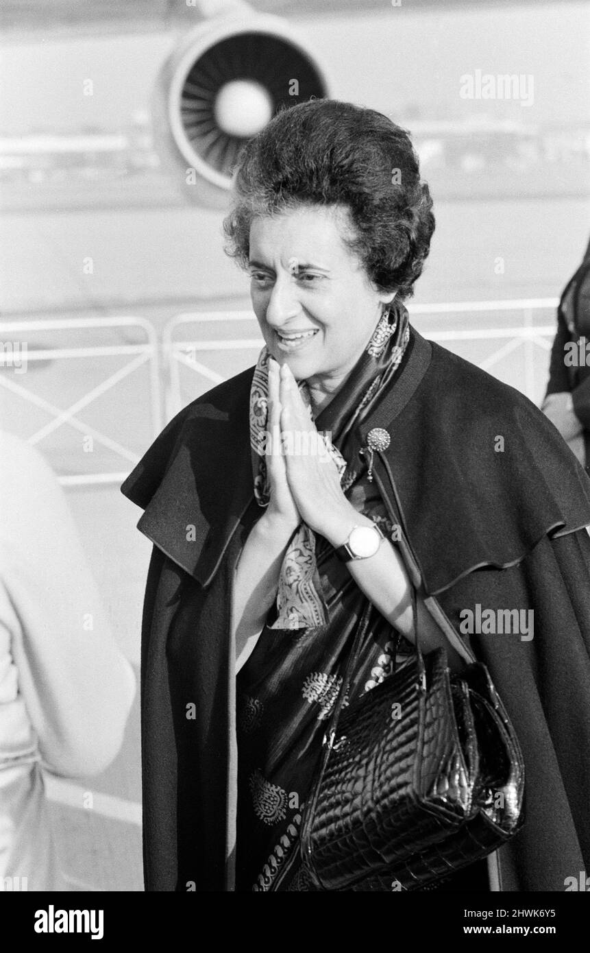 Indira Gandhi, Premierministerin von Indien, am Flughafen Heathrow, als sie nach einem kurzen offiziellen Besuch nach Indien aufbricht.3.. November 1971. Stockfoto