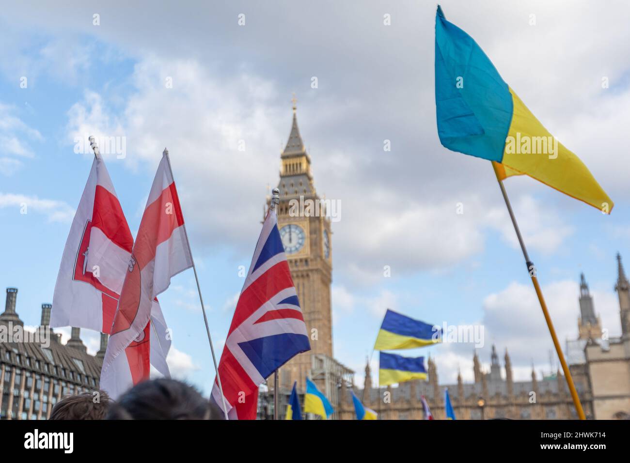 London, Großbritannien. 6. März 2022. Auf dem Parlamentsplatz versammeln sich Menschen, um Solidarität und Protest gegen die anhaltende Krise in der Ukraine zu zeigen. Penelope Barritt/Alamy Live News Stockfoto