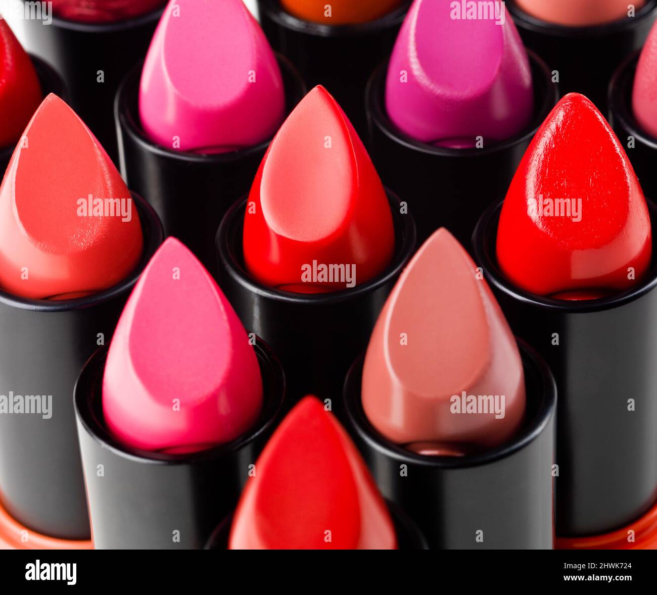 Liebe deine Lippen. Studioaufnahme eines farbenfrohen Lippenstifts. Stockfoto