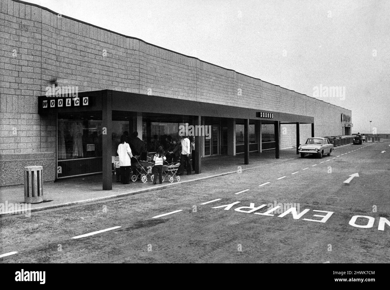 Der Haupteingang des neuen Woolco-Stores in Washington New Town verfügt über elektrisch betätigte Türen - genau wie ein moderner Flughafen. Dieses Bild zeigt einen Teil des riesigen Parkplatzes. 28. Mai 1973. Stockfoto