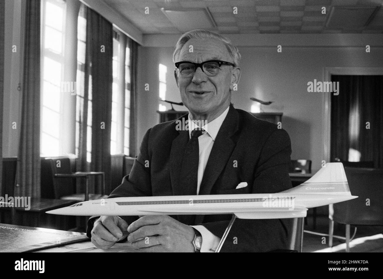 Dr. Archibald Russell, der in den Ruhestand tretende Vorsitzende der British Aircraft Corporation, Filton Division, und der Designer von Concorde, auf seinem Schreibtisch in Filton vor ihm abgebildet, ist sein persönliches Modell von Concorde. 1.. Januar 1971. Stockfoto