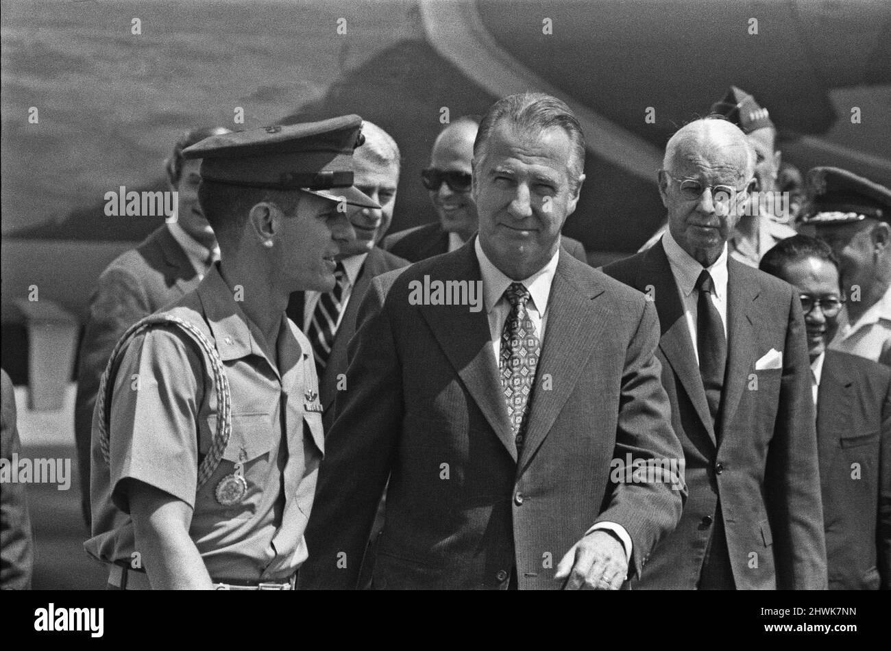 DER US-Vizepräsident Spiro Agnew wurde hier auf dem Luftwaffenstützpunkt Tan Son Nhut, Saigon, zu Beginn seines Besuchs in Südvietnam kurz nach der Unterzeichnung des Pariser Friedensabkommens am 2.. Februar 1973 gesehen Stockfoto