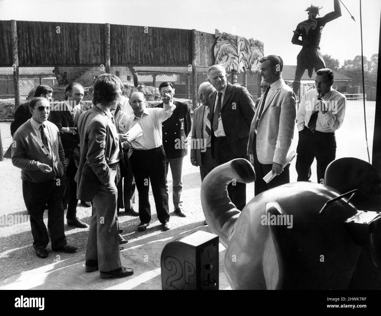 William Chipperfield (Mitte) zeigt Mitgliedern des Recreation Committee während ihres Besuchs im Coventry Zoo das Kindervergnügungsgebiet. 25.. August 1972. Stockfoto