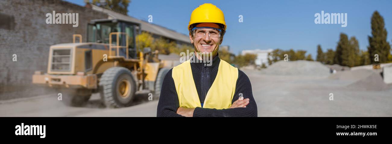Fröhlicher Mann Fabrik Arbeiter im Freien auf dem Industriegelände Stockfoto