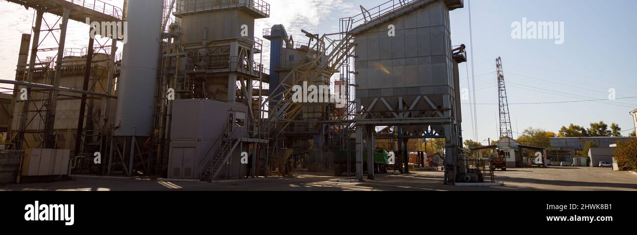 Fabrik mit Industrieanlagen und Gebäuden unter bewölktem Himmel Stockfoto