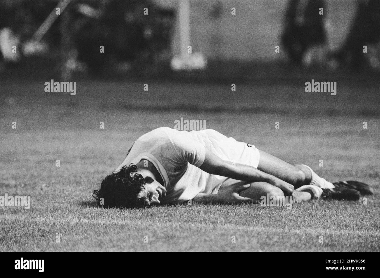 Finale des Europapokal der Pokalsieger 1973 im Kaftanzoglio-Stadion in Thessaloniki, Griechenland. AC Milan 1 / Leeds United 0. Bild zeigt: Ein Spieler aus Leeds verletzt. Während des Spiels hatten Leeds Tore nicht erlaubt, mehrere Strafeinsprüche wurden abgelehnt und ein Spieler, der vom griechischen Schiedsrichter Christos Michas geschickt wurde, verlor das Spiel durch einen indirekten Freistoß, der direkt genommen wurde. Michas wurde später wegen Spielabsprachen vor einem griechischen Gericht verurteilt und mit einer Geldstrafe belegt, ins Gefängnis geschickt und von der UEFA lebenslang vom Schiedsgerichtsverfahren ausgeschlossen. 16. Mai 1973. Stockfoto