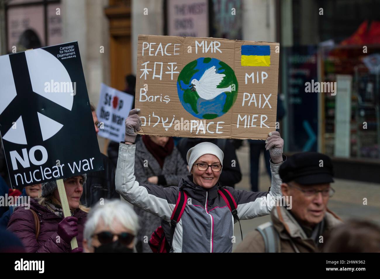 London, Großbritannien. 6. März 2022. Die Demonstranten, die die Regent Street entlang marschieren, zeigen Solidarität mit den Menschen in der Ukraine bei einem von der Koalition „Stop the war“ organisierten Protest. Die russische Invasion in der Ukraine dauert bis in den 11.. Tag an. Kredit: Stephen Chung / Alamy Live Nachrichten Stockfoto