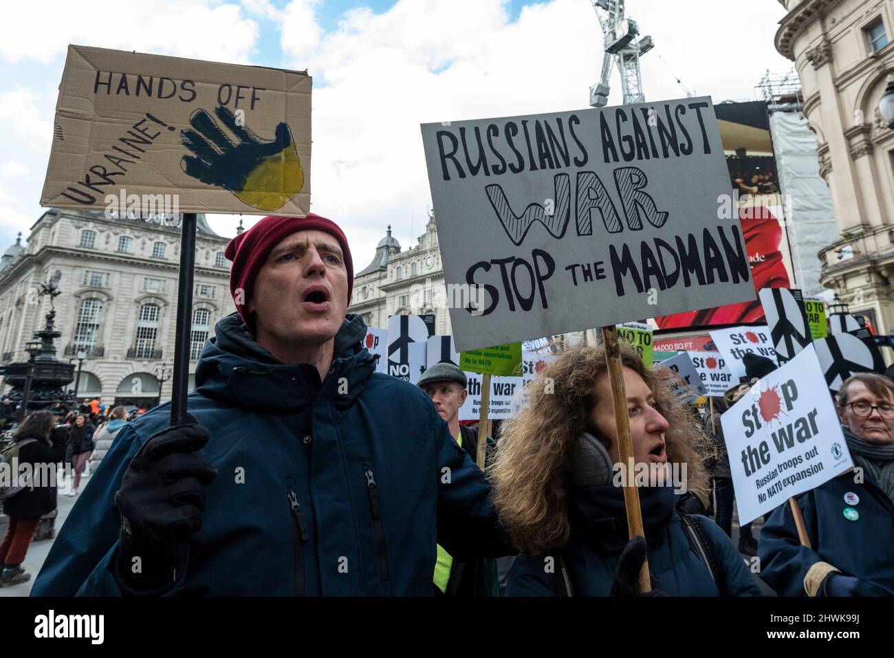 London, Großbritannien. 6. März 2022. Die Demonstranten, die die Regent Street entlang marschieren, zeigen Solidarität mit den Menschen in der Ukraine bei einem von der Koalition „Stop the war“ organisierten Protest. Die russische Invasion in der Ukraine dauert bis in den 11.. Tag an. Kredit: Stephen Chung / Alamy Live Nachrichten Stockfoto