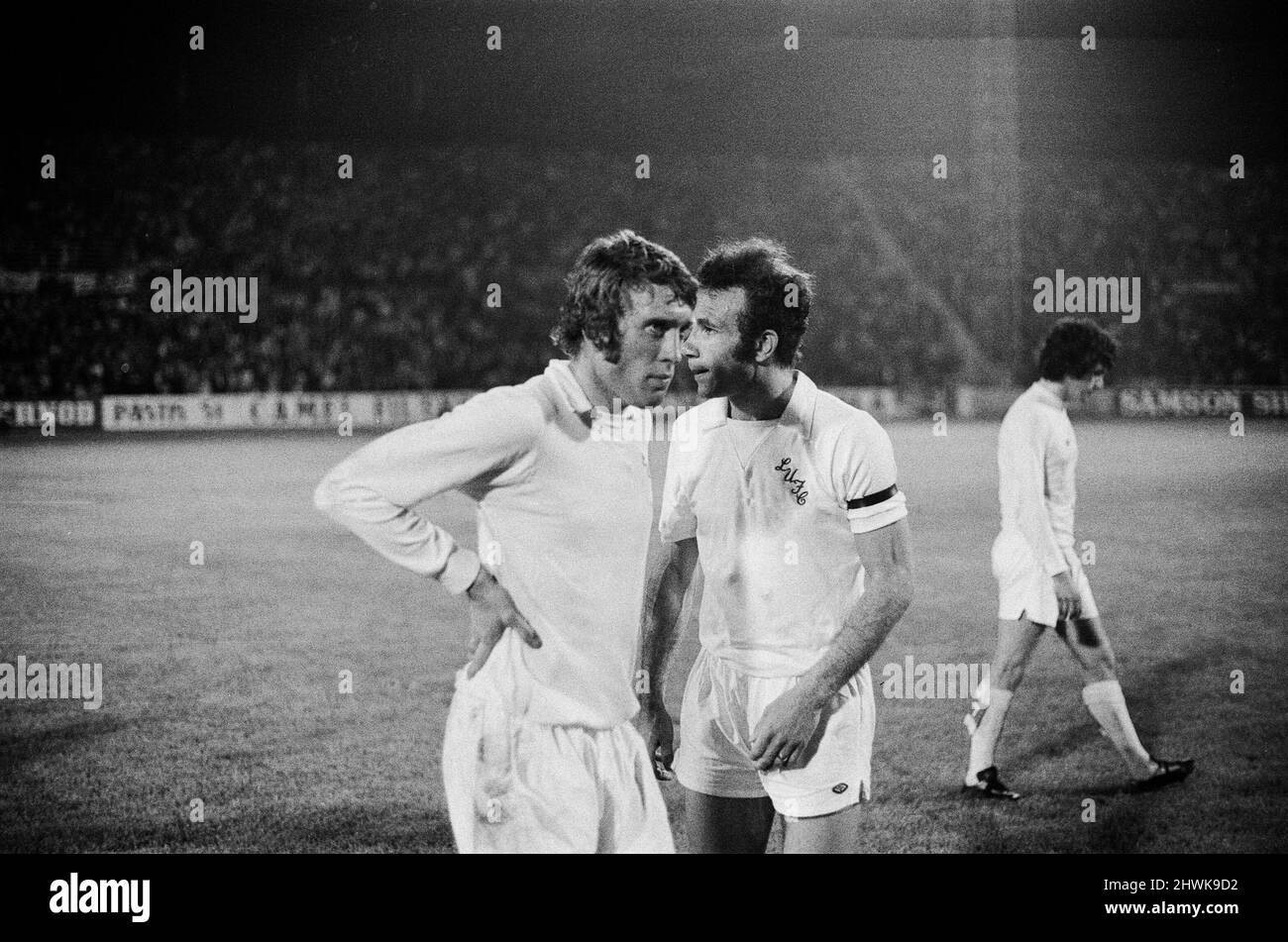 Finale der Europapokal-Pokalsieger 1973 im Kaftanzoglio-Stadion in Thessaloniki, Griechenland.AC Milan 1 V Leeds United 0. Während des Spiels hatten Leeds Tore nicht erlaubt, mehrere Strafeinsprüche wurden abgelehnt und ein Spieler, der vom griechischen Schiedsrichter Christos Michas geschickt wurde, verlor das Spiel durch einen indirekten Freistoß, der direkt genommen wurde. Michas wurde später wegen Spielabsprachen vor einem griechischen Gericht verurteilt und mit einer Geldstrafe belegt, ins Gefängnis geschickt und von der UEFA lebenslang vom Schiedsgerichtsverfahren ausgeschlossen. Das Bild zeigt: Die Leeds-Spieler Mick Jones (links) und Paul Reaney wurden beim Schlusspfiff niedergeschlagen. 16. Mai 1973. Stockfoto